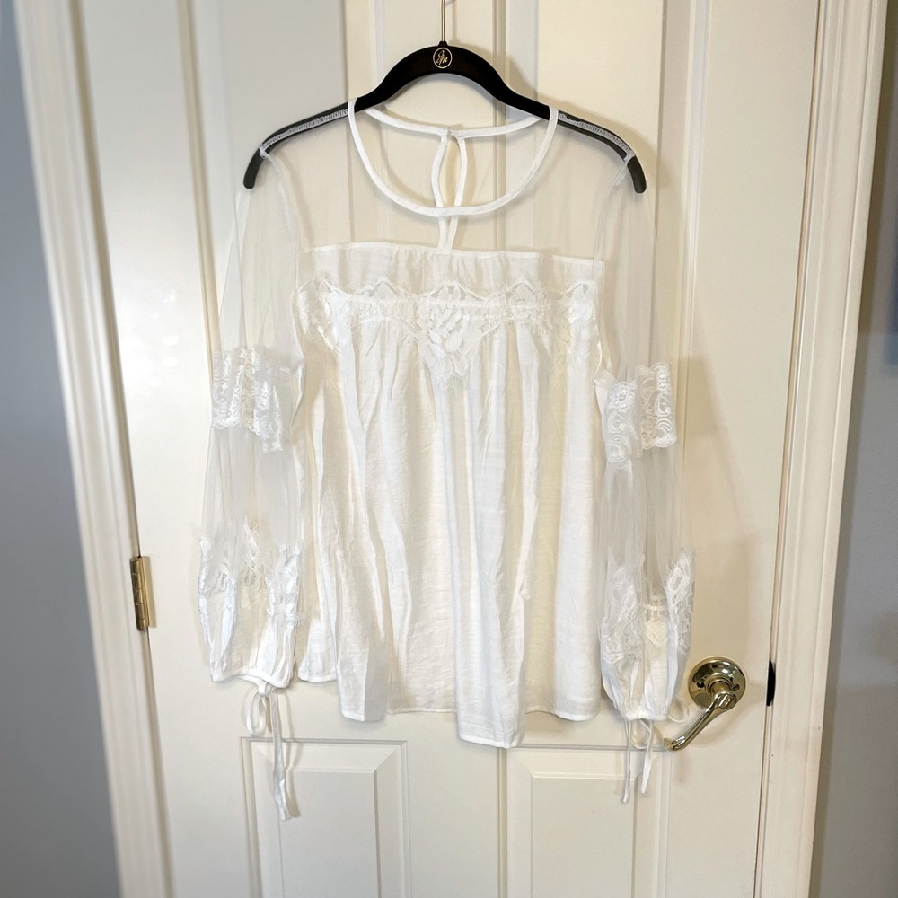 ❄️☃️wintry white date night sheer just a bit  to opaque blouse size M/L NWOT 🔥
